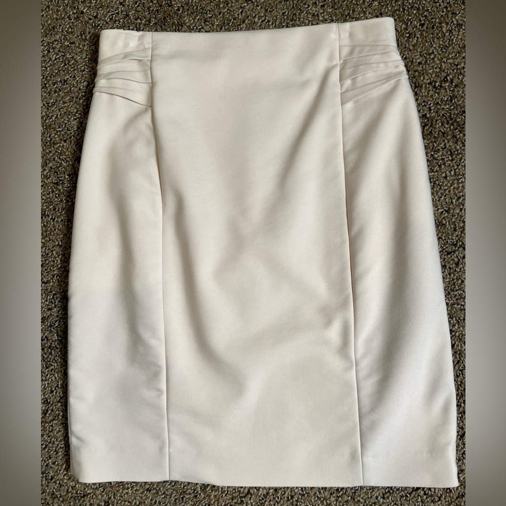 Express~Neutral~Sleek~Cream~Pencil Skirt~Pleated Detail~Fully Lined~Size 4